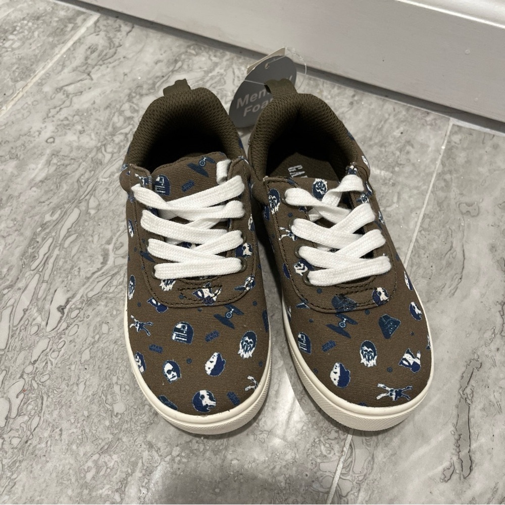 Gap kids Star Wars green canvas sneaker size 11 Toddler